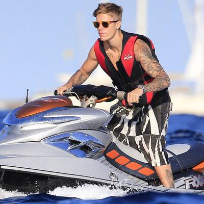 Justin Bieber düst mit dem Jetski in Ibiza