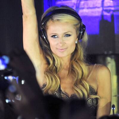 Paris Hilton hat Spaß am Auflegen in Marbella