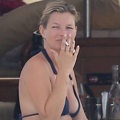 Kate Moss raucht im Yachturlaub