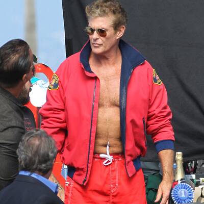 David Hasselhoff wieder in roter Badehose