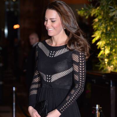 Herzogin Kate führt Babybauch aus