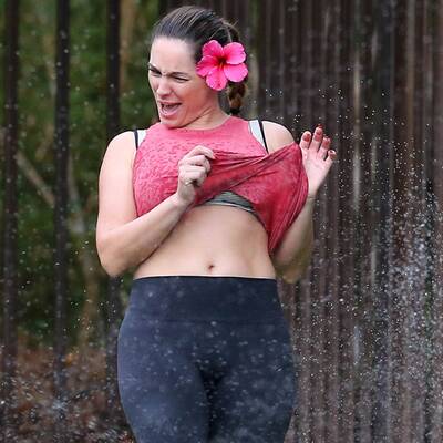 Kelly Brook macht sich nass