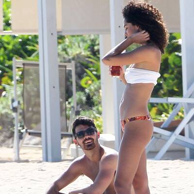 Joe Jonas relaxt am Strand