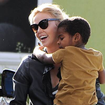 Charlize Theron knuddelt mit Sohn Jackson