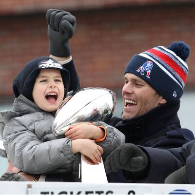 Tom Brady feiert mit Sohn Benjamin den Super Bowl-Triumph