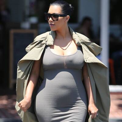 Kim Kardashian setzt Babybauch hauteng in Szene