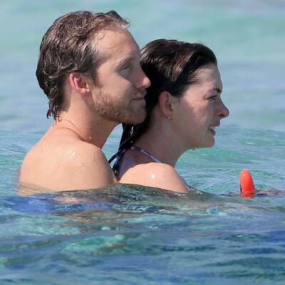 Anne Hathaway: Bikini-Urlaub mit Ehemann