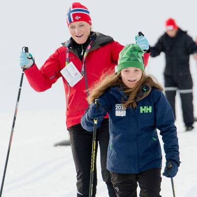 Norwegen-Royals vergnügen sich beim Skifahren in Lillehammer