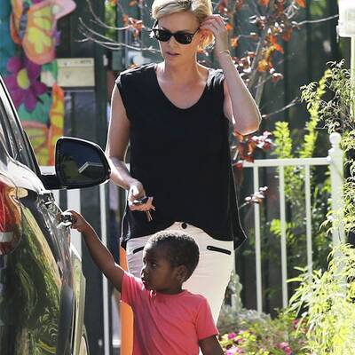 Charlize Therons Sohn Jackson ist ein kleiner Gentleman