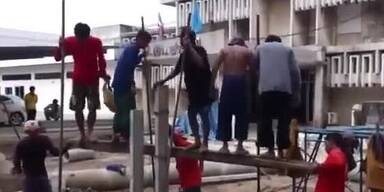 Pfosten wird mit Eigengewicht versenkt