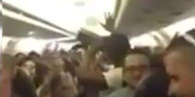 Passagiere singen nach 3 Stunden Wartezeit