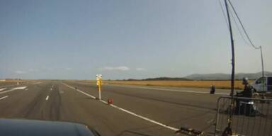 Nissan Skyline GTR vs. Motor-Scooter