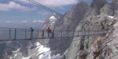 Riesen H&auml;ngebr&uuml;cke &uuml;ber Gletscher