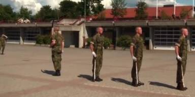Norwegen: Soldaten werfen Gewehre