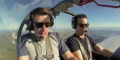 Mann sichtlich ängstlich in Flugzeug