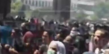 Polizeiauto stürzt von Brücke