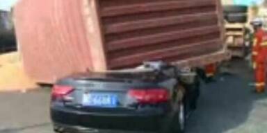 Alle &uuml;berlebt: Container zerquetscht Audi