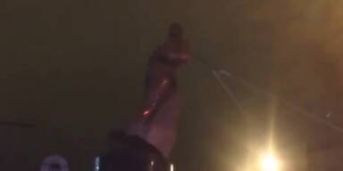Demonstranten stürzen und köpfen Lenin-Statue