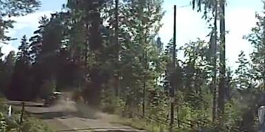 Rally Auto springt fast zehn Meter