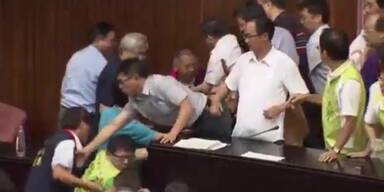 Massenschlägerei im Parlament