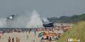 Hovercraft landet auf Touristenstrand