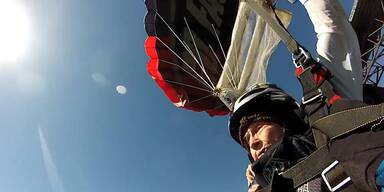 102-J&auml;hrige springt mit Fallschirm von Br&uuml;cke