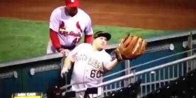 Zuseher f&auml;ngt Baseball mit Riesen-Handschuh