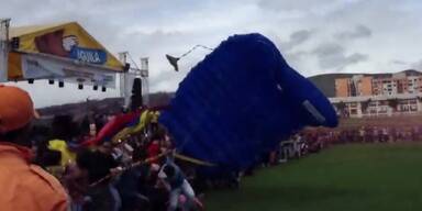 Fallschirmspringer rast in Zuschauer