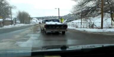 USA: Truck rutscht Strasse entlang