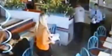 Irre Autofahrerin rast in Fast-Food Restaurant