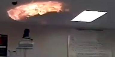 Lehrer löst Sprinkleranlage aus