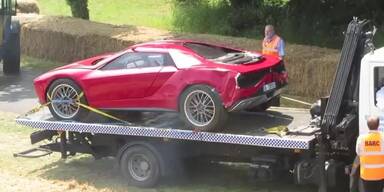 Fahrer crasht s&uuml;ndteures Einzelst&uuml;ck