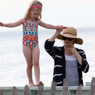 Amy Adams genießt einen Strandtag mit Tochter Aviana
