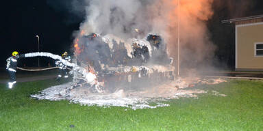 Unbekannte brennen Kurz-Werbung nieder