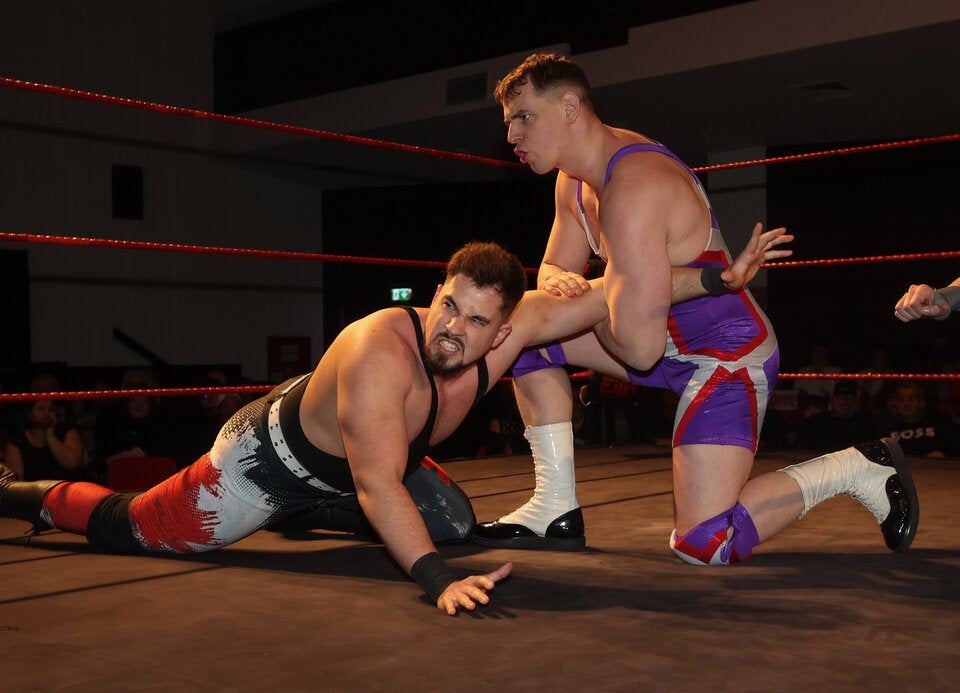 Alexander Berkner hat seinen polnischen Gegner Michał Fux fest im Griff .