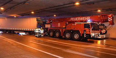 Lkw rammt Tunnelwand auf S1
