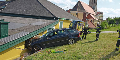 Lenkerloses Fahrzeug fuhr in eine Hausmauer