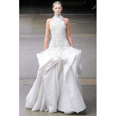 Wer designt Angelinas Brautkleid?