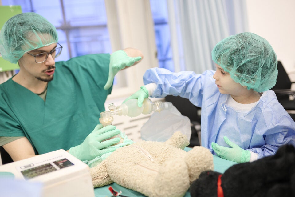 Teddybär-Krankenhaus: Hunderte Kuscheltiere landen am OP-Tisch
