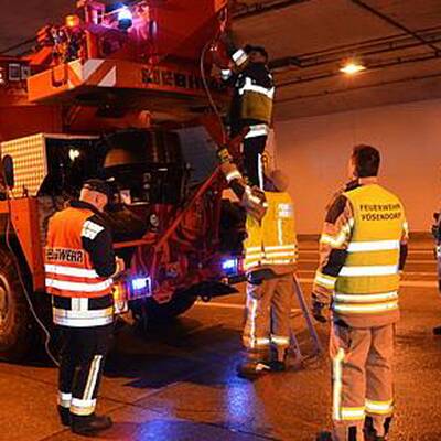 Lkw rammt Tunnelwand auf S1