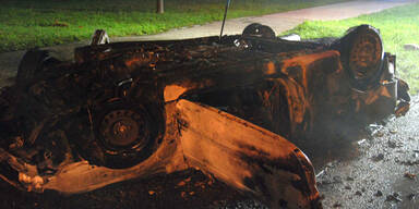 Pkw-Vollbrand nach Crash in Niederösterreich