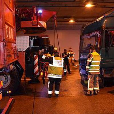Lkw rammt Tunnelwand auf S1