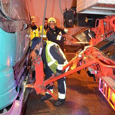 Lkw rammt Tunnelwand auf S1