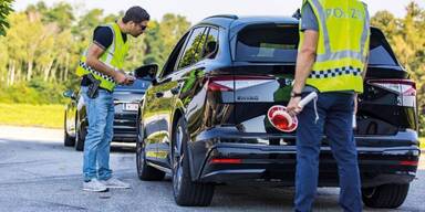 Regungslos im Sitz: A4-Raser und Beifahrerin täuschen Notfall vor