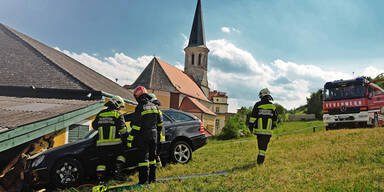 Lenkerloses Fahrzeug fuhr in eine Hausmauer