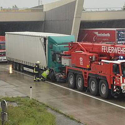 Lkw rammt Tunnelwand auf S1