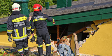 Lenkerloses Fahrzeug fuhr in eine Hausmauer