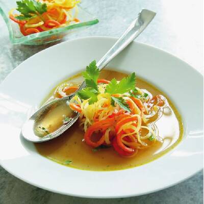 Klare Suppe mit Karottenspaghetti