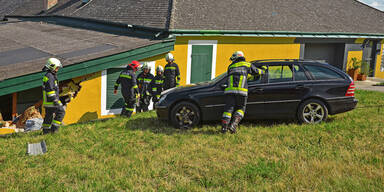 Lenkerloses Fahrzeug fuhr in eine Hausmauer
