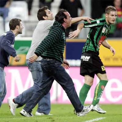 Wacker-Platzsturm der Fans